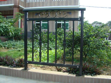 陽臺護(hù)欄裝修怎樣才規(guī)范？陽臺護(hù)欄廠家總結(jié)了