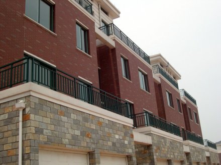 鐵藝護(hù)欄、鋅鋼護(hù)欄與組裝圍欄三者差距